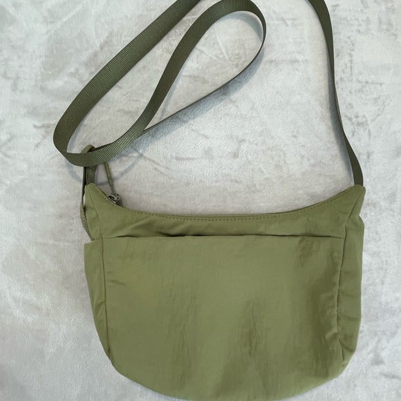 Lululemon Olive Green Crossbody Bag, Adjustable Strap Like New - Picture 2 of 4